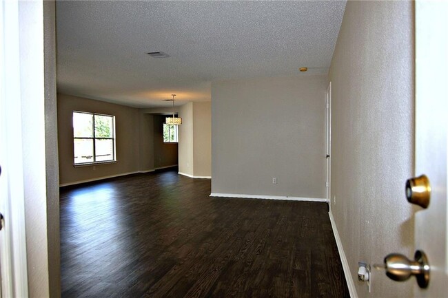 Building Photo - 2110 Jasper Ln