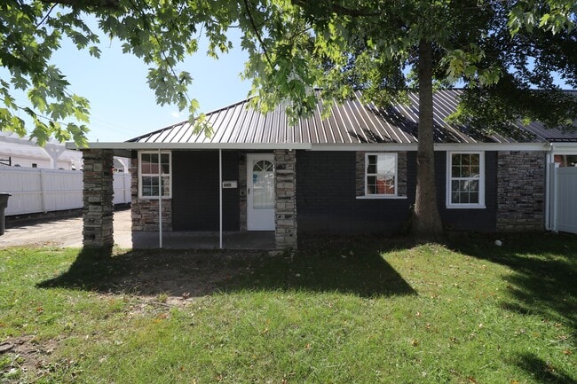 Building Photo - 504 Sequoyah Dr