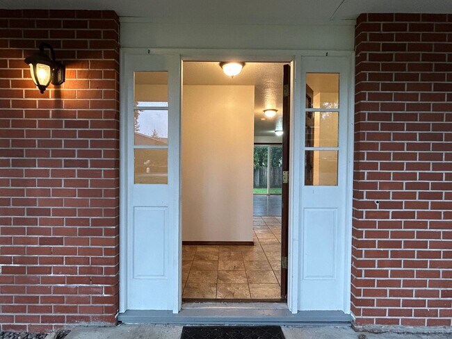 Foto del edificio - Timeless 5 Bed, 2.5 Bath Home - SW Beaverton