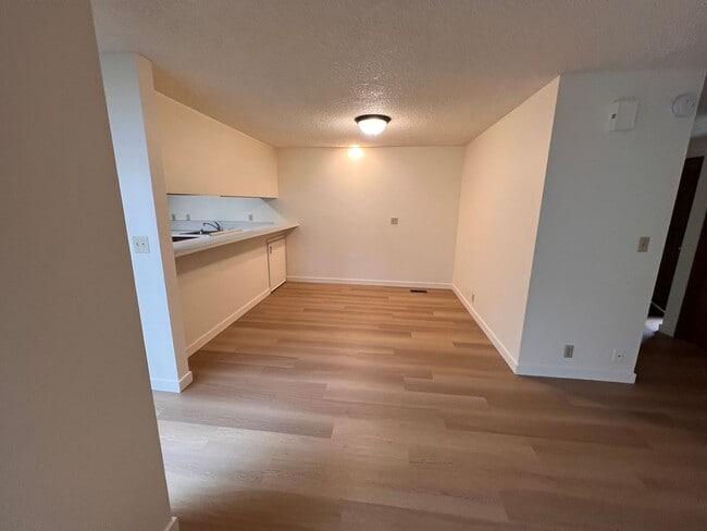 Building Photo - 2 bed 1.5 bath Eugene townhome