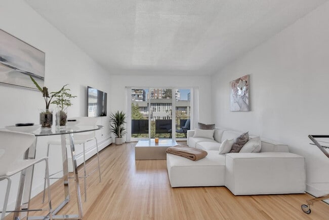 Building Photo - 1550 W 11th Ave