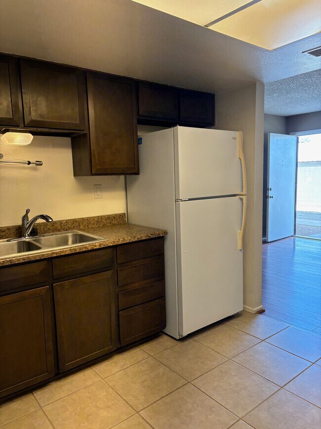 Cocina - 8034 E Oak St