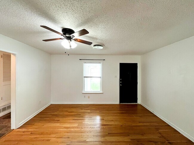Foto del edificio - Available Now!!!! Gorgeous 3 bedroom, 2 bath, 2 car garage home. Beautiful wood look flooring. Sp...