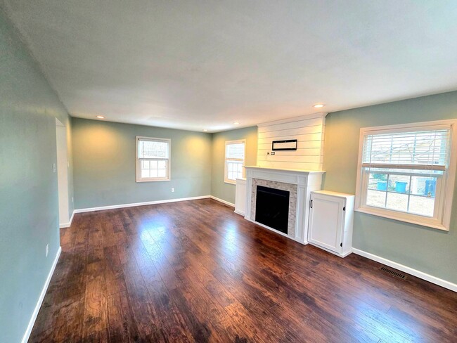 Building Photo - Stunning 3 BR/2.5 Single-Family Home in Bo...