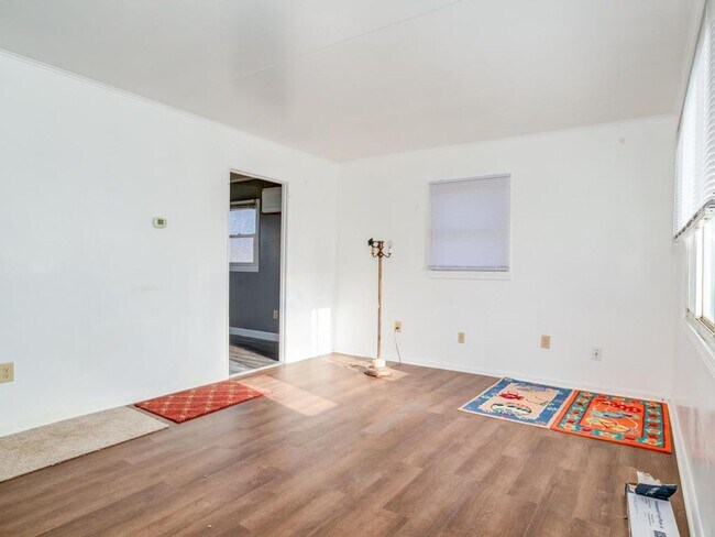 Foto del edificio - 3 Bedroom House on Quiet Street in Monaca