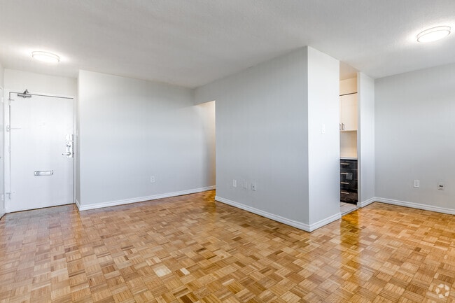 1BR, 1BA - 529SF - Dining Room/Living Room - 100 Spadina Road