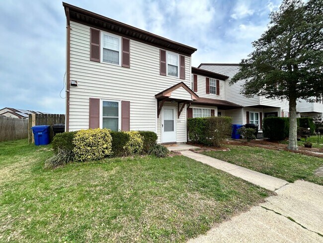 Building Photo - Renovated End-Unit Townhome in Virginia Beach