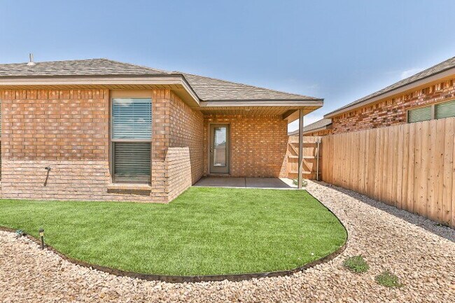 Foto del edificio - "Charming 3-Bed, 2-Bath Haven with 1,615 Sq Ft in Lubbock's Cozy Kirksey Avenue!" Half off first ...