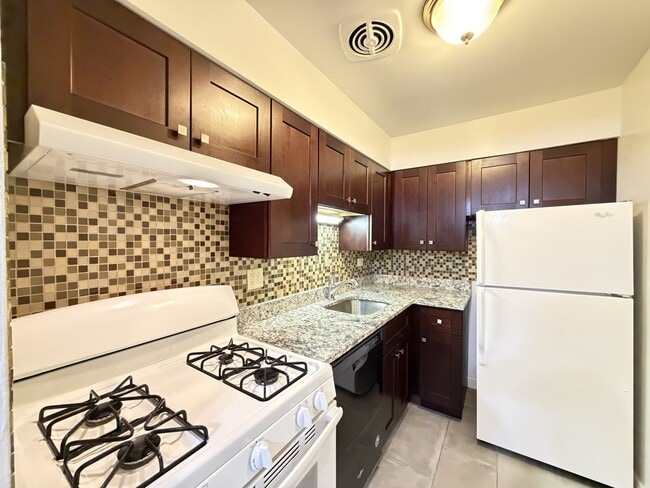 Foto del edificio - 3710 N Pine Grove Ave