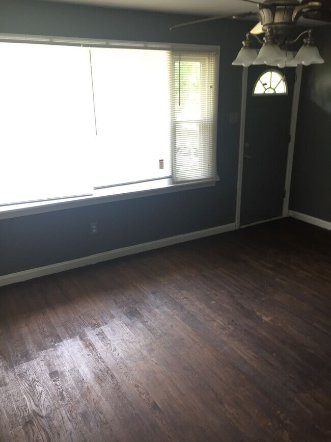 Foto del edificio - Beautifully Updated 3 Bedroom House! Comin...