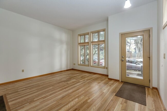 Building Photo - Stunning Townhome Style in NE Portland Lloyd Center District