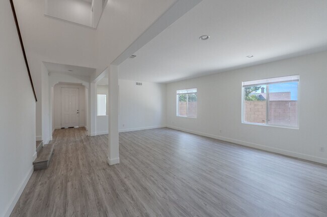 Foto del edificio - Luxury Living with Solar Efficiency: Upgraded 4-Bedroom Home in Riverside