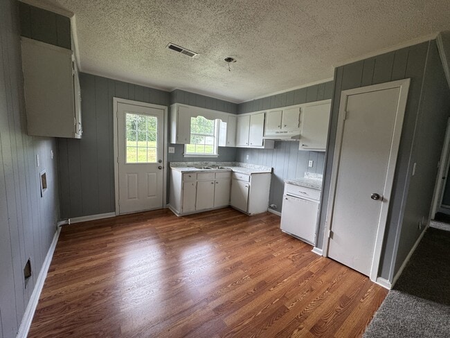 Building Photo - 214 College St