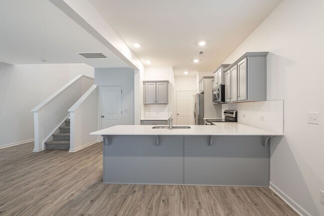 Foto del edificio - 3BD Townhome Convenient to Hwy 74/ Minutes to Bypass- AVAILABLE MARCH 2026