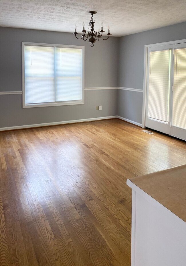 Foto del edificio - Attractive 3 BR, 2 Bath Home! Attached Garage, Fenced Backyard, Pets Ok!