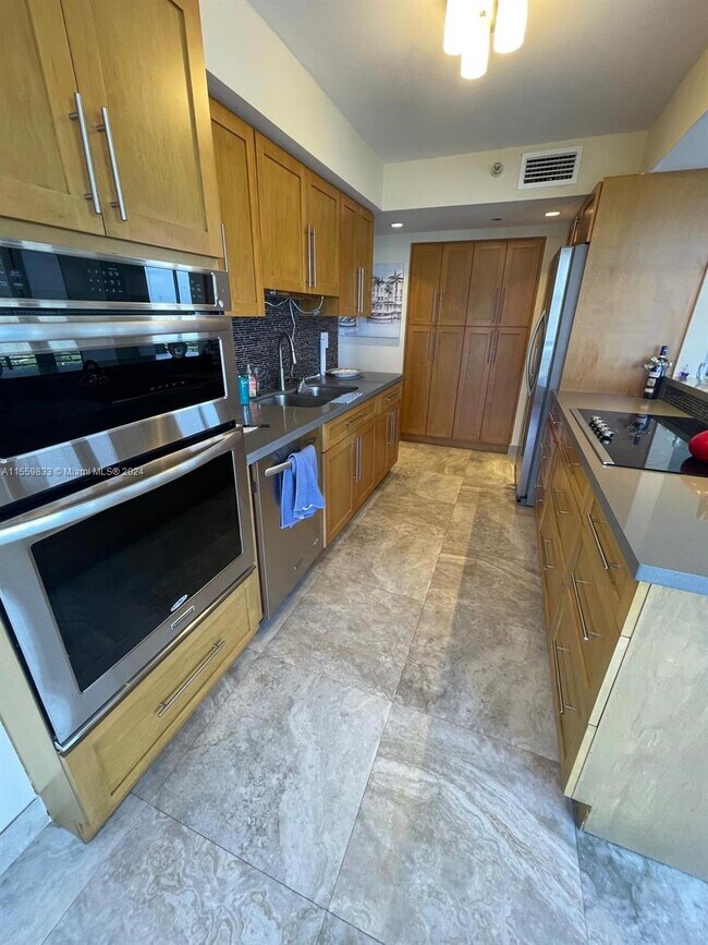 Foto del edificio - 3500 Mystic Pointe Dr