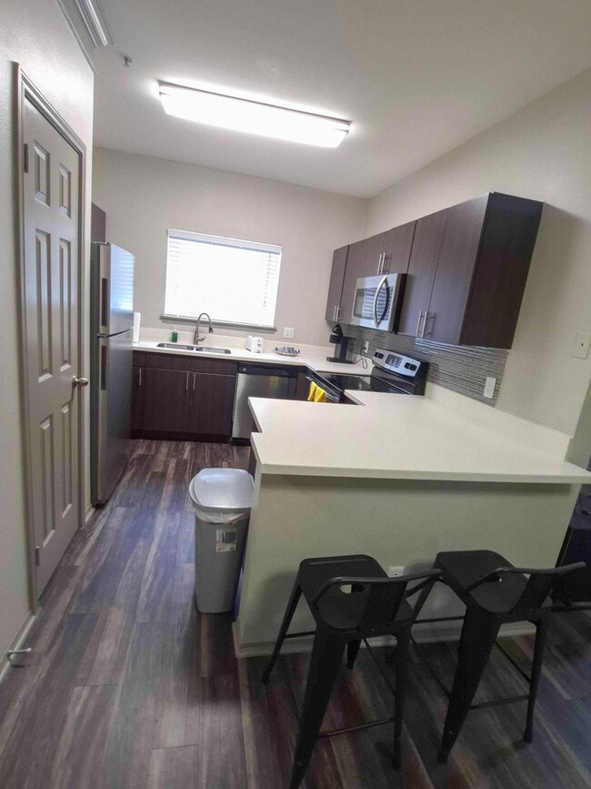 Foto del edificio - 12100 Metric Blvd