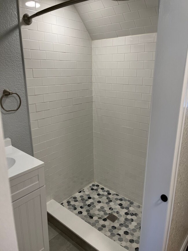 Building Photo - ALL PROSPECTIVE TENANTS MUST SUBMIT A $58 ...