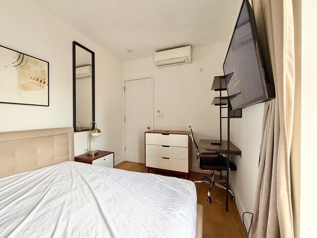 Foto del edificio - Furnished room/NOT APARTMENT