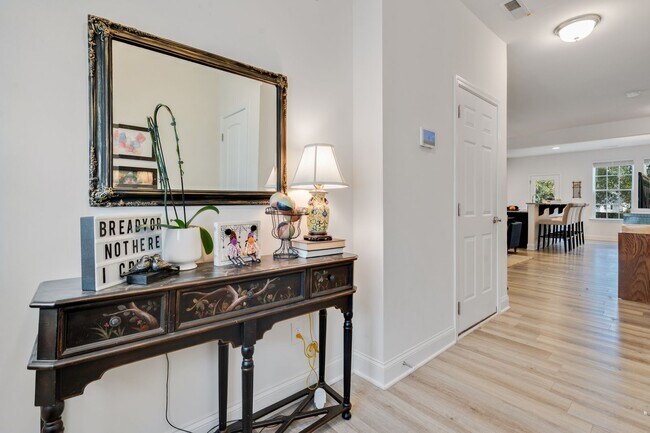 Building Photo - Stylish and Spacious 3 Bedroom, 2.5 Bathro...