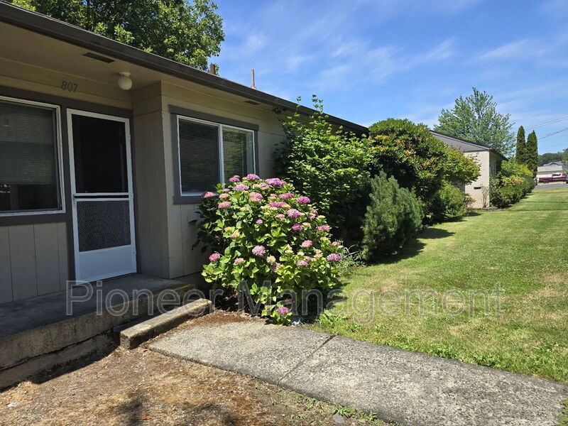 Foto principal - 807 NE Alameda Ave