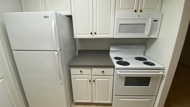 Building Photo - 1 Bedroom in Cabana Key Condominiums!