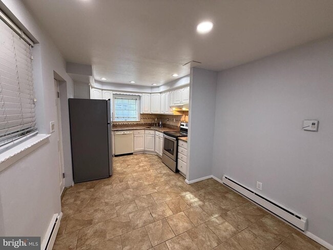 Building Photo - 2425 S Warnock St