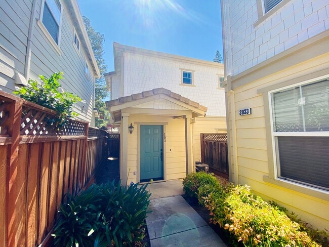 Building Photo - Gorgeous Townhouse with Attached Single-Ca...
