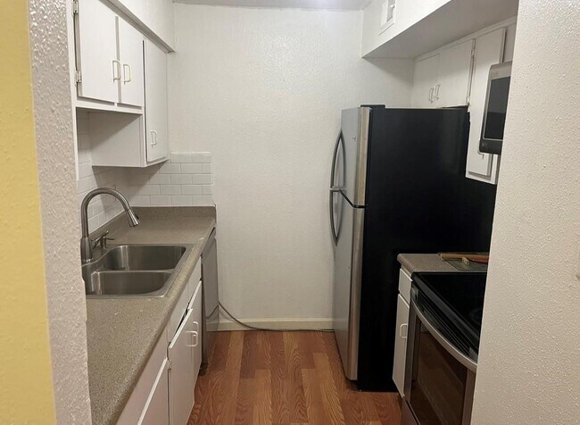 Building Photo - 5625 Antoine Dr