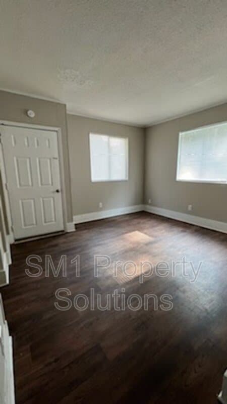 Building Photo - 305 N Hall St