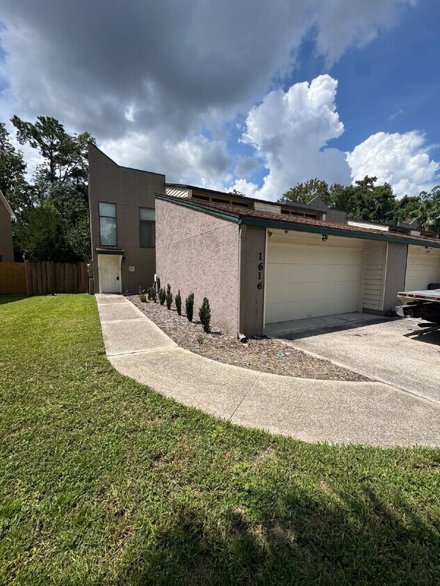 Foto principal - 2 bedroom 2.5 bath townhome with private d...
