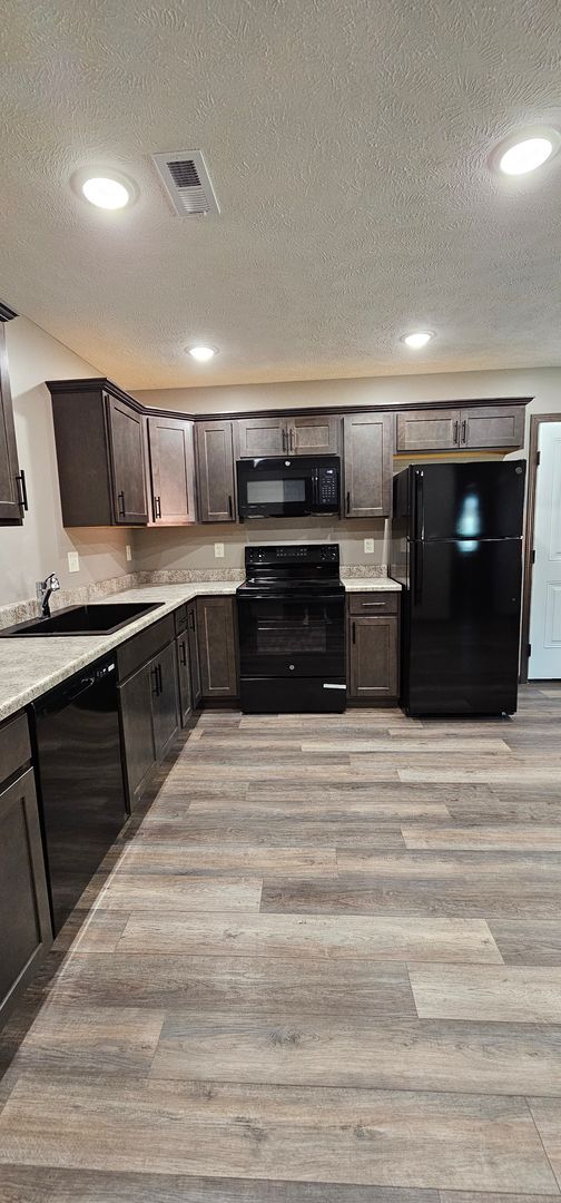 Building Photo - 2-bedroom, 1 bathroom apartment with 1 car detached garage