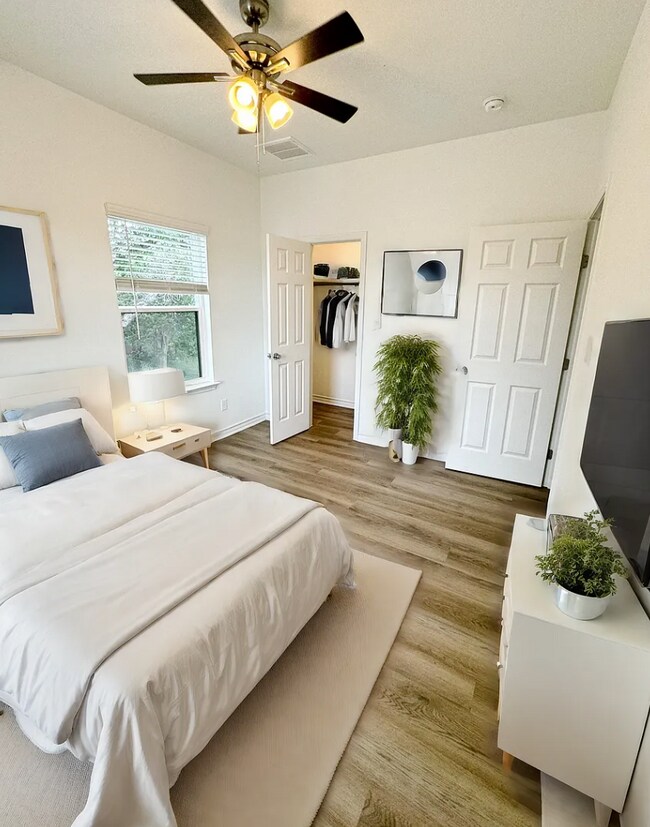 Foto del edificio - 707 Runnels Ave