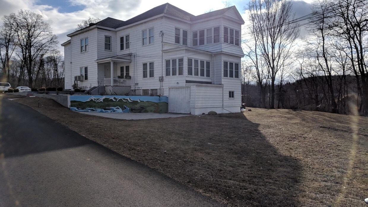 12 Elm Ct, Millbury, MA 01527 Apartments in Millbury, MA