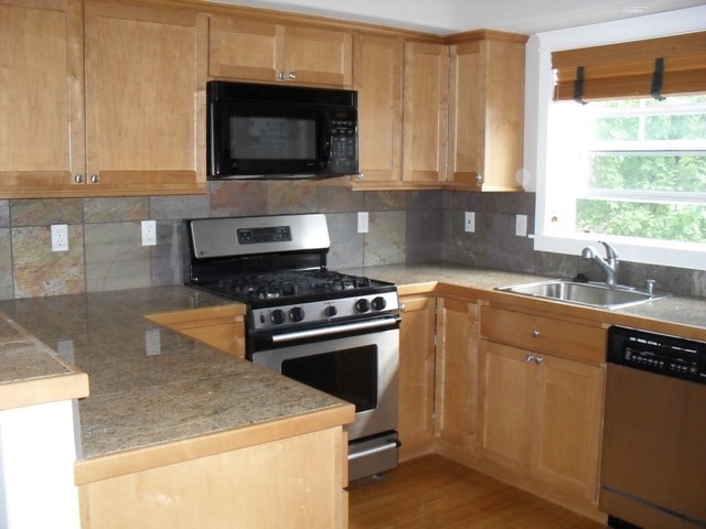 Building Photo - Gorgeous Capitol Hill Tri-level Townhome 3 Bedrooms with 3.25 Bathrooms