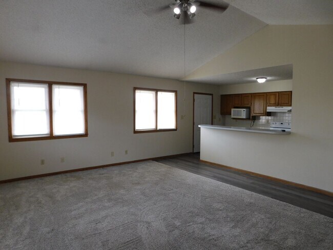 Building Photo - Beautiful 3 bedroom/2 bath home in west El...