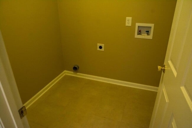 Building Photo - 3 Bed 2 Bath 2 Car Garage - North Columbus