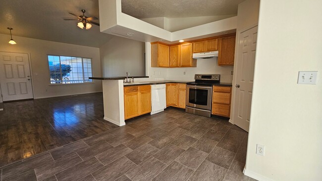 Building Photo - Nampa Home with Open Floor Plan!