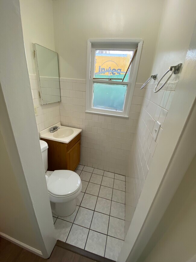 Bathroom - 1924 E Poinsettia St