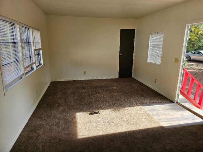 Building Photo - 413 Miller St