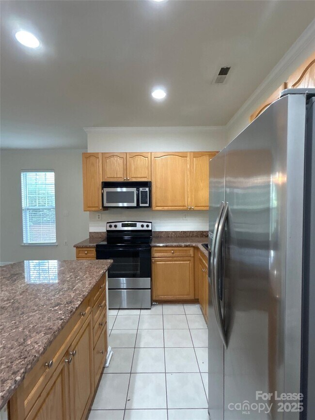 Foto del edificio - 15415 St Christopher Ct