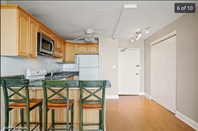 Building Photo - Sunny 1bd condo with huge window & great c...