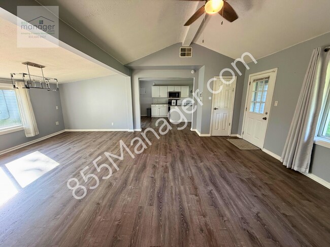 Foto del edificio - Updated 4-Bedroom with Primary Suite & Fen...