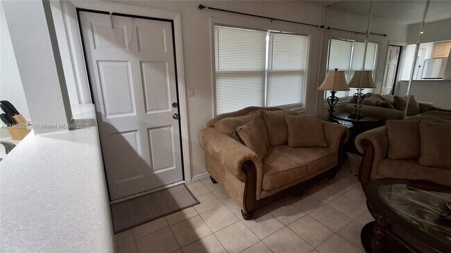 Foto del edificio - 5050 Bayview Dr