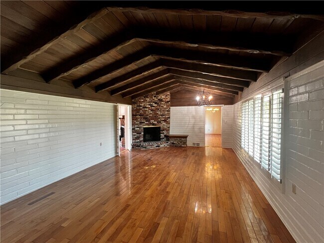 Building Photo - 323 W Palm Dr