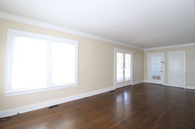 Building Photo - 1412 W 51 St