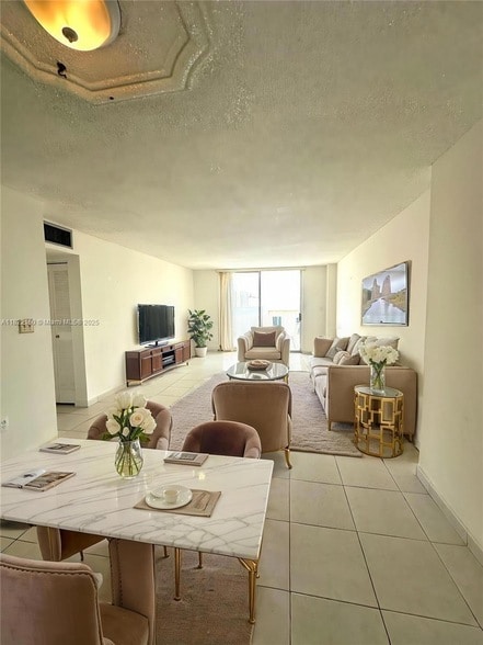 Foto principal - 4675 W 18th Ct