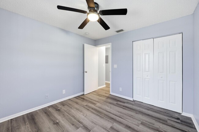 Foto del edificio - 1565 W 28th St