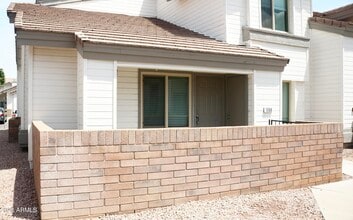 Building Photo - 2201 N Comanche Dr