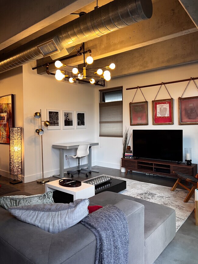 Área de trabajo en la sala de estar - 4141 Glencoe Ave